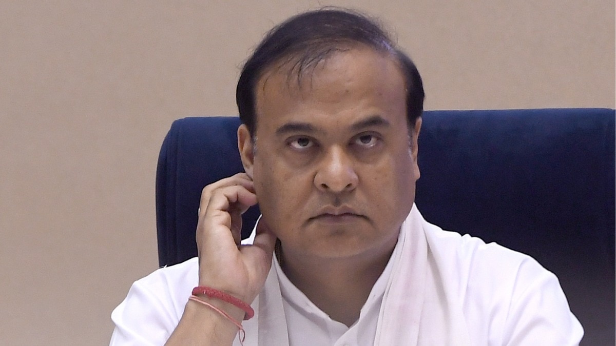 CM की आवाज फोन पर सुनकर लोगों को लगता था कि देबेश्वर बोरा की पहुंच सरकार के सबसे ऊपर तक है. (Photo: ITG)