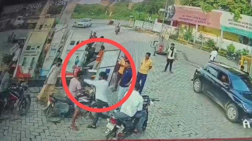बाइक टच होने पर युवक को पीटते आरोपी. (Photo: ITG)