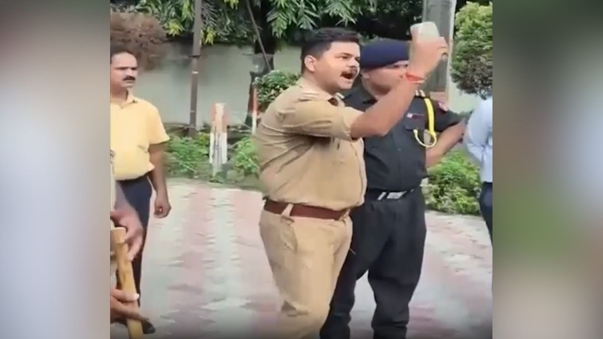 विश्वविद्यालय में भूख हड़ताल और धरने पर थे छात्र. (Photo: Screengrab)