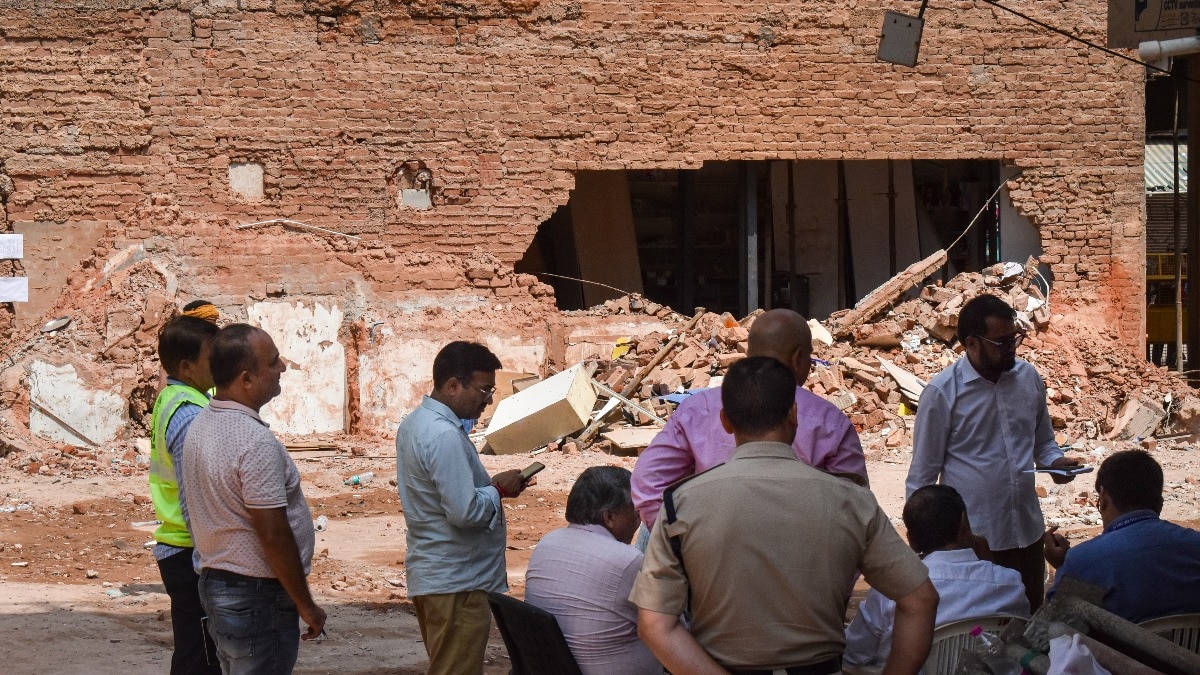 सत्य निकेतन में दूसरी जर्जर इमारत को गिराया जा रहा है. (Photo- PTI)