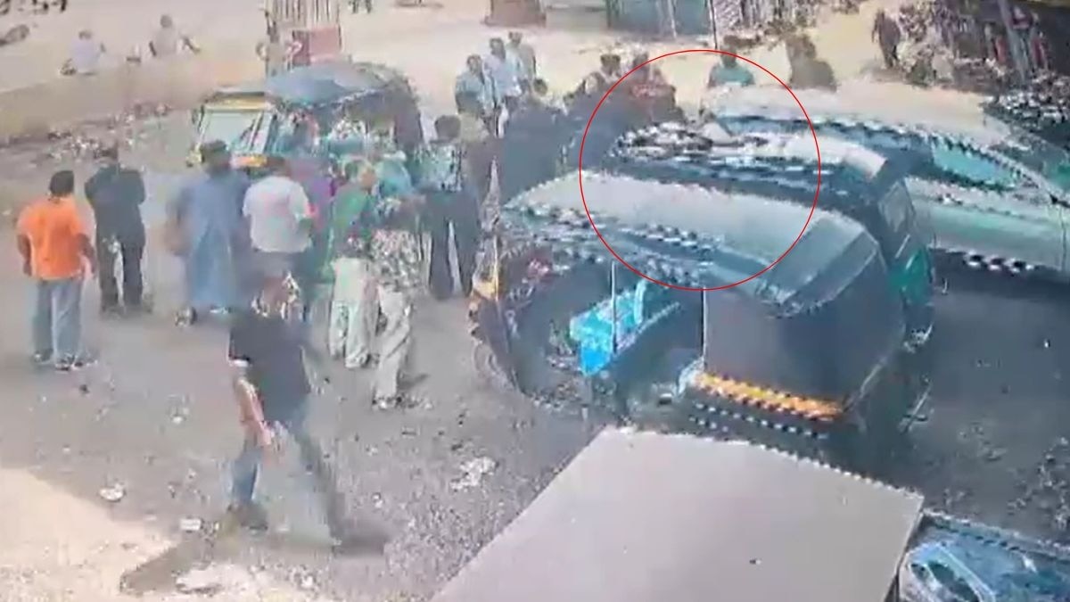 रेलवे ओवरब्रिज पर रील बना रहा था युवक. (Photo: Screengrab)