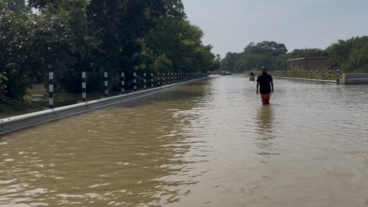 भागलपुर में NH-80 पर चढ़ा गंगा का पानी. (Photo: ITG)