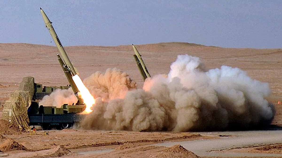 ईरान की फतह मिसाइल किसी अनजान जगह से लॉन्च होते हुए. (Photo: X/IRGC)