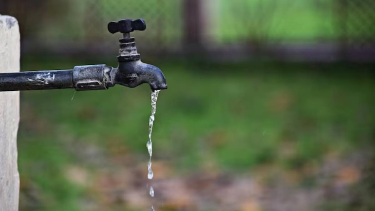 दावों के उलट आधे ग्रामीण घरों तक नहीं पहुंच रहा तय पानी. (representational image)