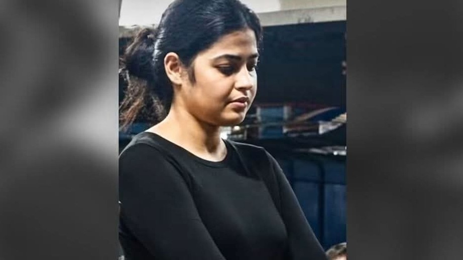 नेहा, जिसे शराब तस्करी के मामले में एसी फर्स्ट कोच से गिरफ्तार किया गया. (Photo: Screengrabs)