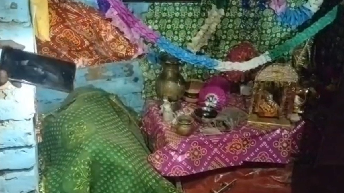 कानपुर में दलित परिवार के यहां मंदिर में बगल में मजार बना दिया (Photo: ITG)