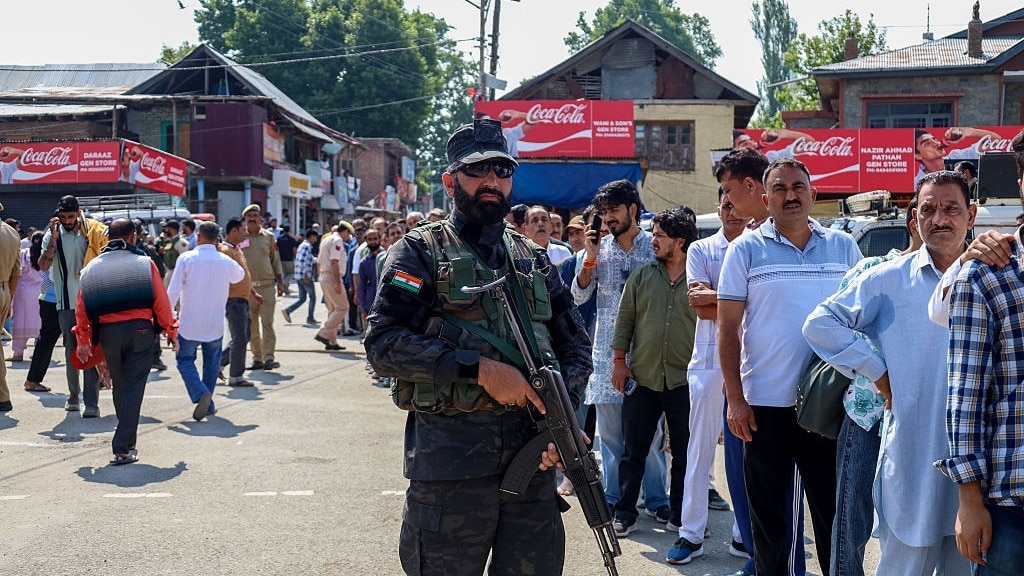 खीर भवानी मंदिर में पूजा के लिए कतार में खड़े कश्मीरी पंडित, सुरक्षा बल मुस्तैद. (Image: Getty Images)