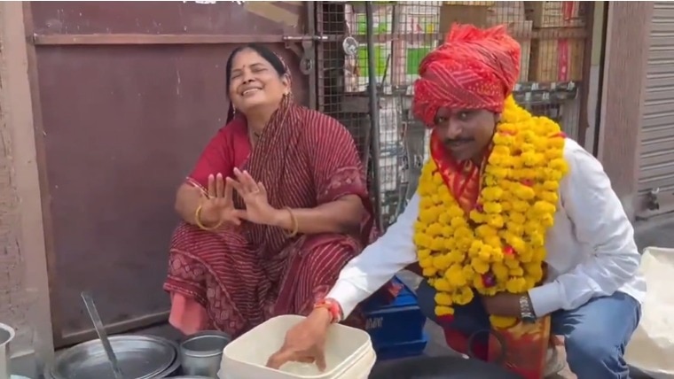 कोटा में जनसंपर्क के दौरान जमीन पर बैठकर बर्तन धोते प्रत्याशी. (Photo: ITG)