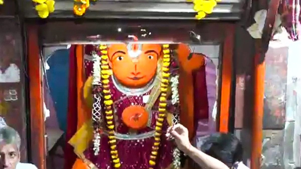 उज्जैन में मंदिर की बिल्डिंग तो टूट गई लेकिन हनुमान जी की प्रतिमा नहीं हटाई जा सकी (Photo: ITG)