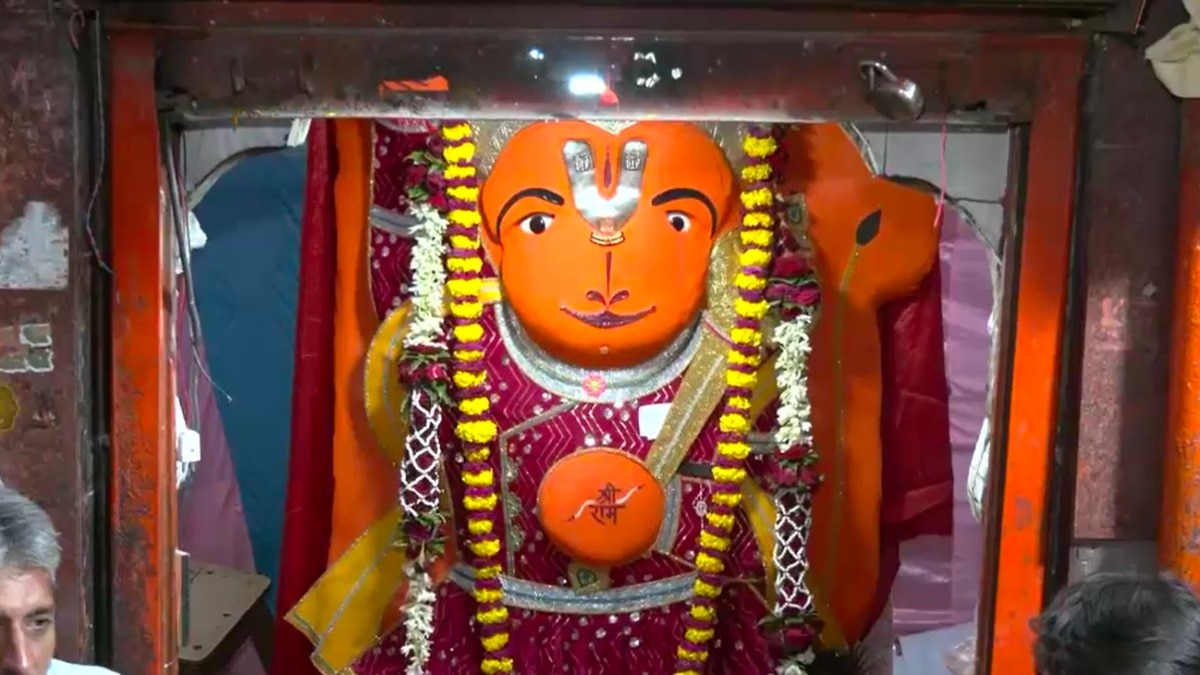 लोगों ने प्रशासन से की हनुमान जी की प्रतिमान नहीं हटाने की अपील. (photo: Screengrabs)