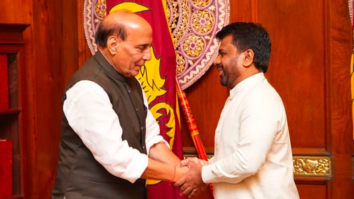 रक्षा मंत्री राजनाथ सिंह ने कोलंबो में श्रीलंका के राष्ट्रपति महामहिम अनुरा कुमारा दिसानायके के साथ मुलाकात की