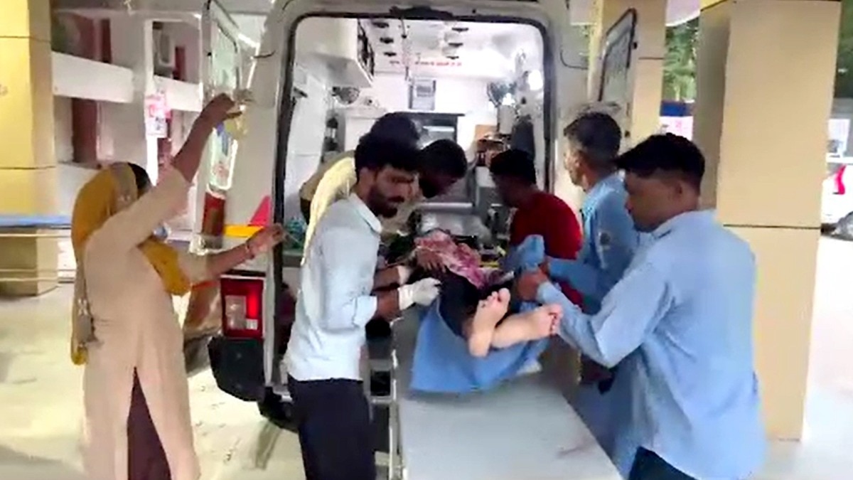 सेल्फी लेते समय अचानक खाई में गिरी छात्रा. (Photo: Screengrab)