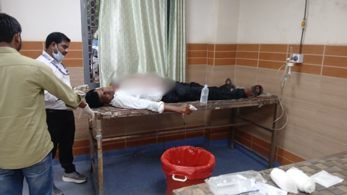 चाकू हमले में घायल प्रोफेसर को अस्पताल में भर्ती किया गया.(Photo-ITG)