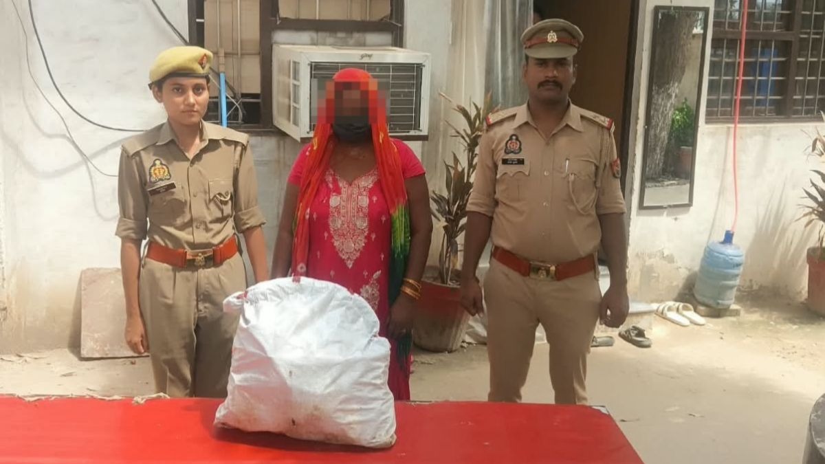 महिला के पास से देशी शराब के 70 पौवे बरामद. (Photo: ITG)