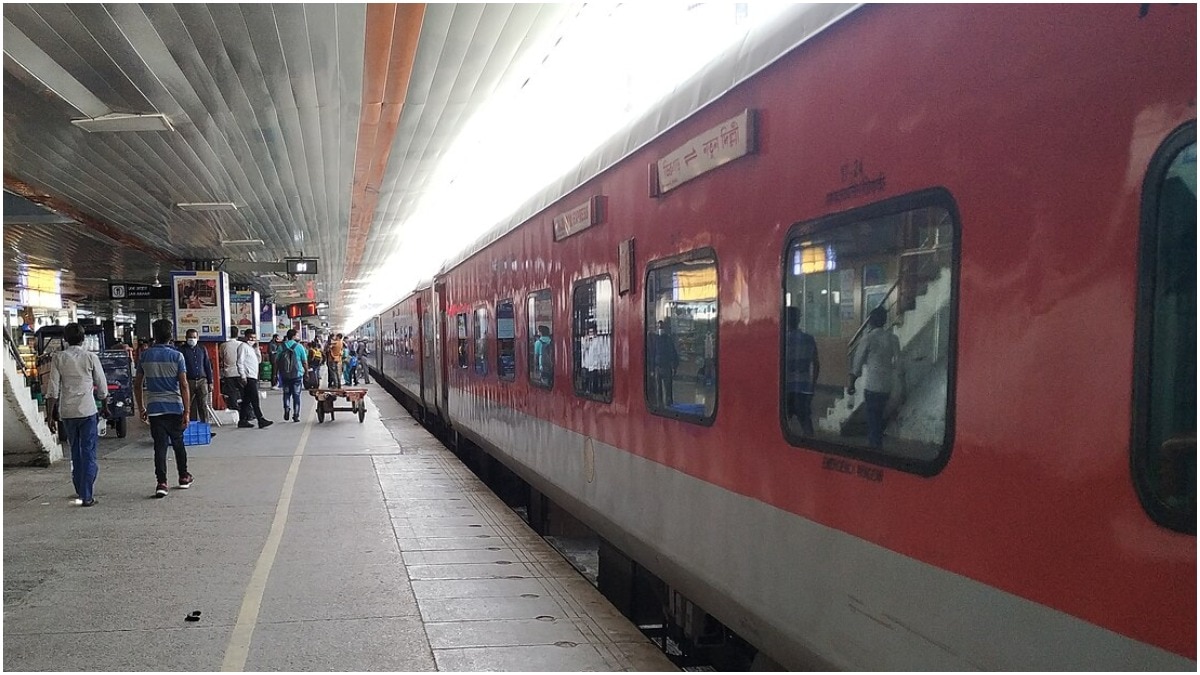 शताब्दी, शिवगंगा, दुरंतो समेत नई दिल्ली रेलवे स्टेशन पर 14 ट्रेनों के प्लेटफॉर्म बदले गए. (File Photo)