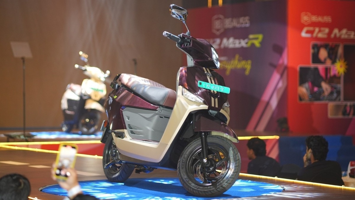 BGauss C12 MaxR सिर्फ एक बैटरी ऑप्शन में आता है. (Photo: BGauss) 