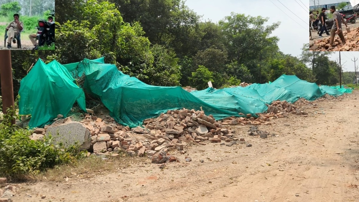 मस्जिद के मलबे से ईंटें उठाने के बाद एक्शन में प्रशासन (Photo- ITG)