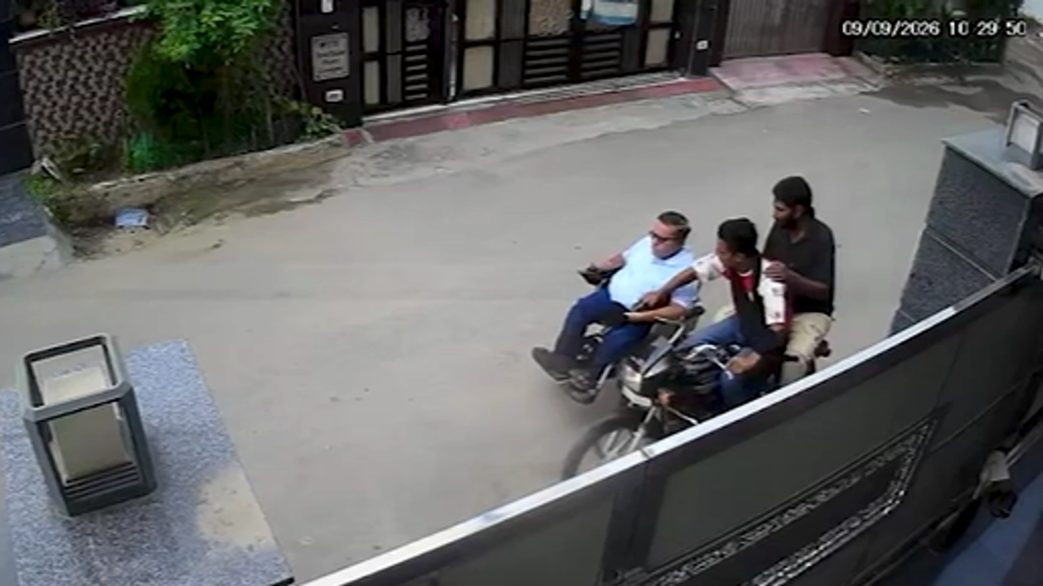 CCTV में कैद पूरी वारदात.(Photo: Screengrab)