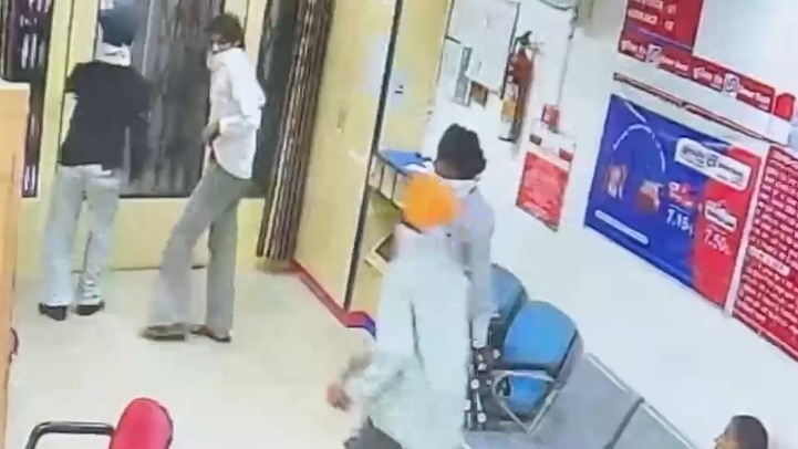 CCTV में कैद वारदात.(Photo: Screengrab)