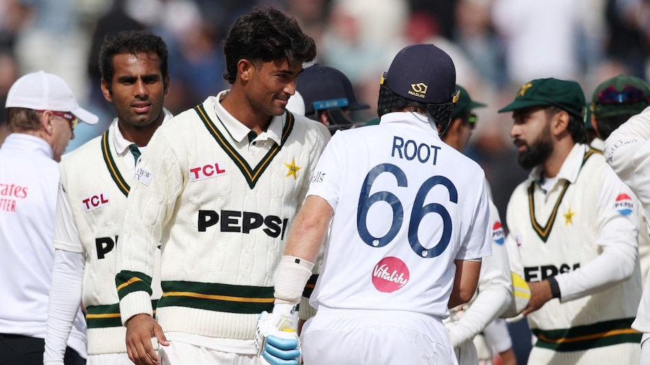 England defeated Pakistan in the second match of the series by 3-0