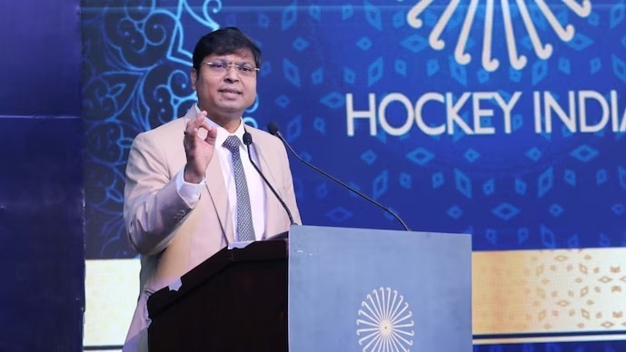 हॉकी इंडिया का DG आरके श्रीवास्तव पर बड़ा एक्शन, छीने सभी अधिकार; 8 आरोपों पर नोटिस