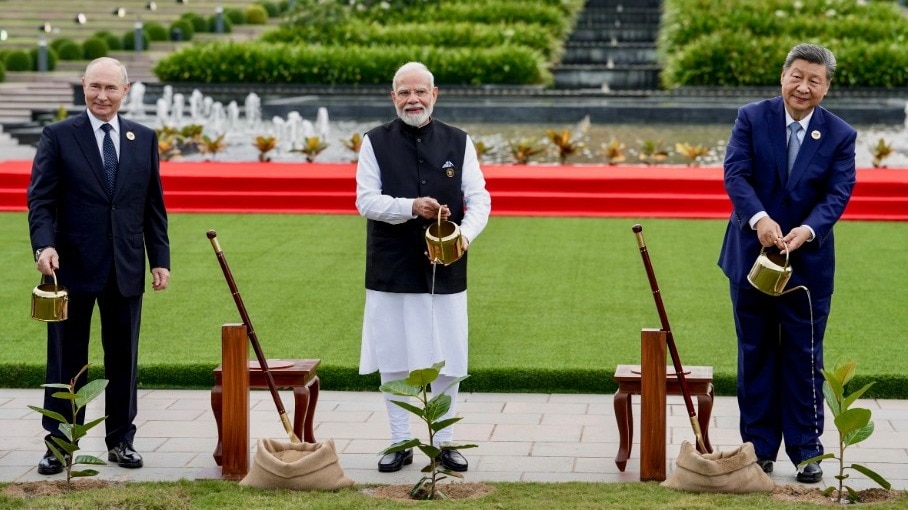 ब्रिक्स शिखर सम्मेलन के दौरान पीएम मोदी समेत सदस्य देशों के नेताओं ने बरगद के पौधे रोपे