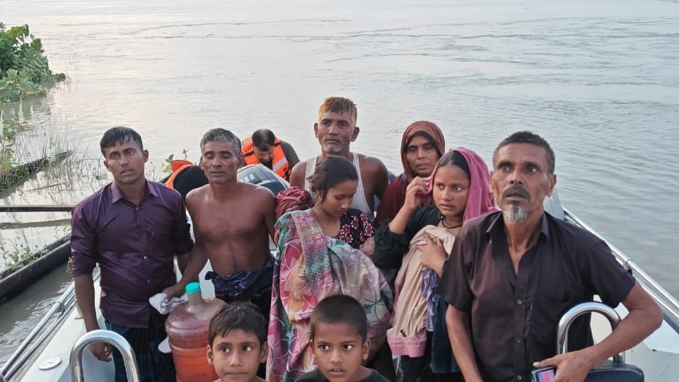 BSF ने बांग्लादेशी नागरिकों को बचाया. (Photo- ITG)