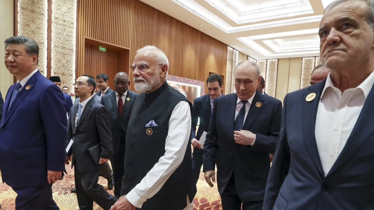 PM मोदी के साथ डिनर हॉल की तरफ बढ़ते दिखे विदेशी मेहमान. (Photo: PTI)