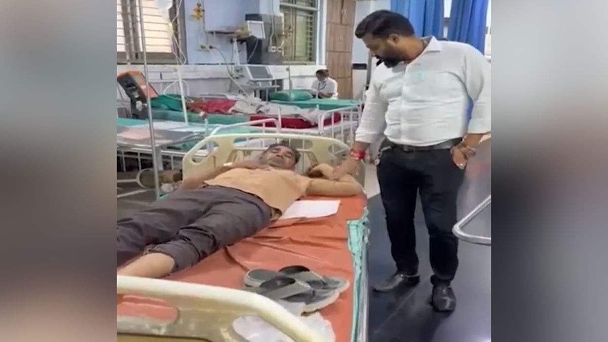 अस्पताल में चल रहा बुजुर्ग का इलाज. (Photo: Screengrab)