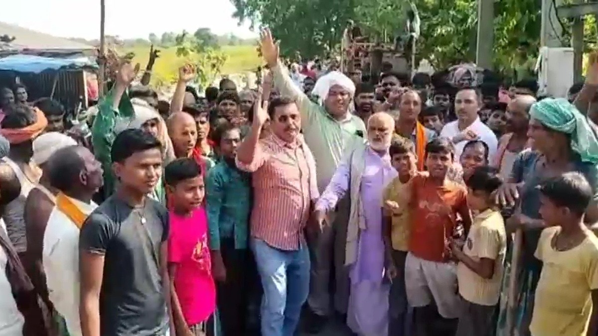 मंत्री-विधायक वापस जाओ के नारे लगाते बाढ़ पीड़ित लोग. (Photo: Screengrabs)