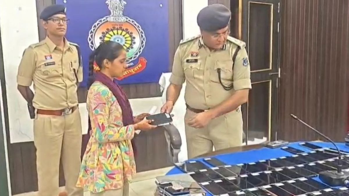 पुलिस ने 200 लोगों के खोए मोबाइल किए वापस. (Photo: ITG)
