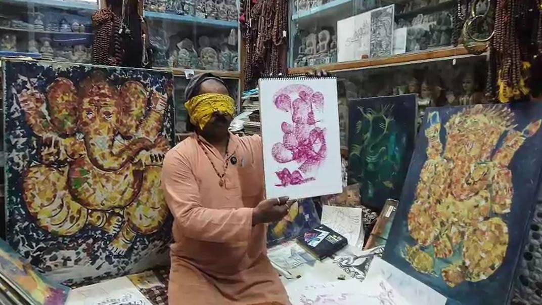 35 वर्षों से कैनवास पर तस्वीर बनाते आ रहे हैं विजय. (Photo: Screengrabs)