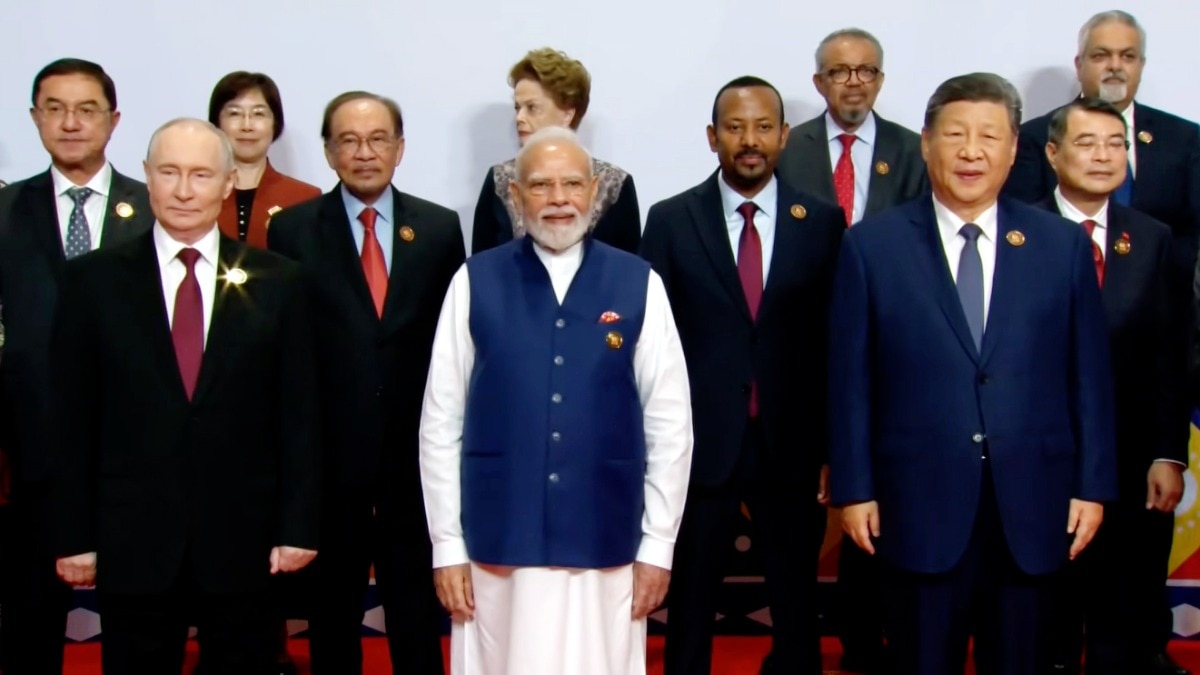 BRICS समिट के दौरान नेताओं की फैमली फोटो (Photo: PTI)