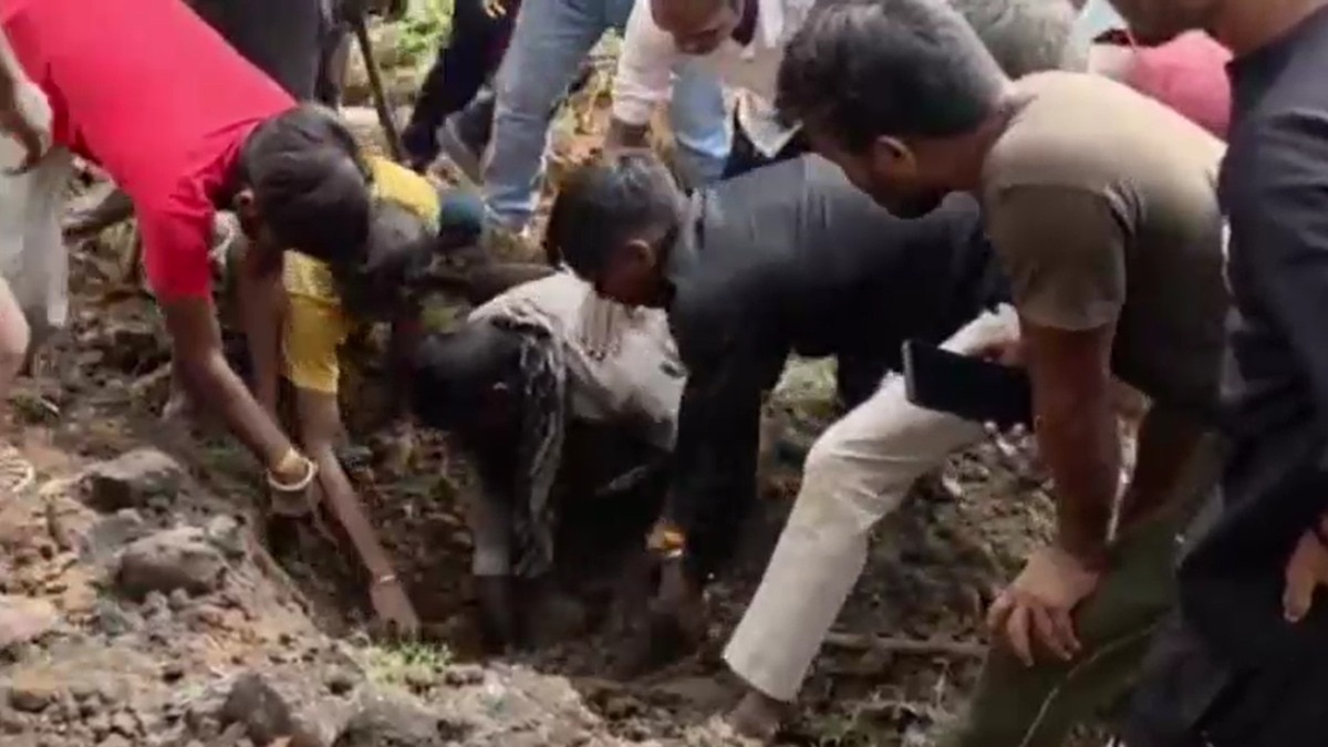 मलबे को हटाकर फंसे लोगों को निकालने की कोशिश. (Photo: ITG)