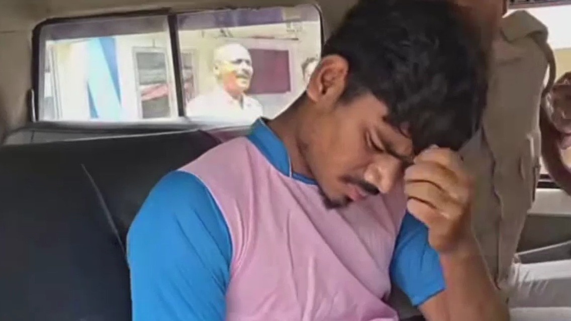 आरोपी प्रेमी, जिसको पुलिस ने प्रेमी की डेडबॉडी ले जाते गिरफ्तार किया. (Photo: Screengrabs)