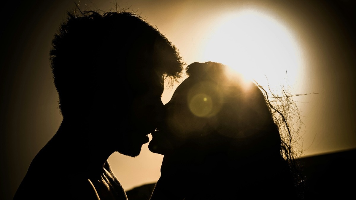 महिला को मॉल में किया KISS, फिसलकर गिरी, फिर भी चूमता रहा... अब कोर्ट ने सुनाया बड़ा फैसला