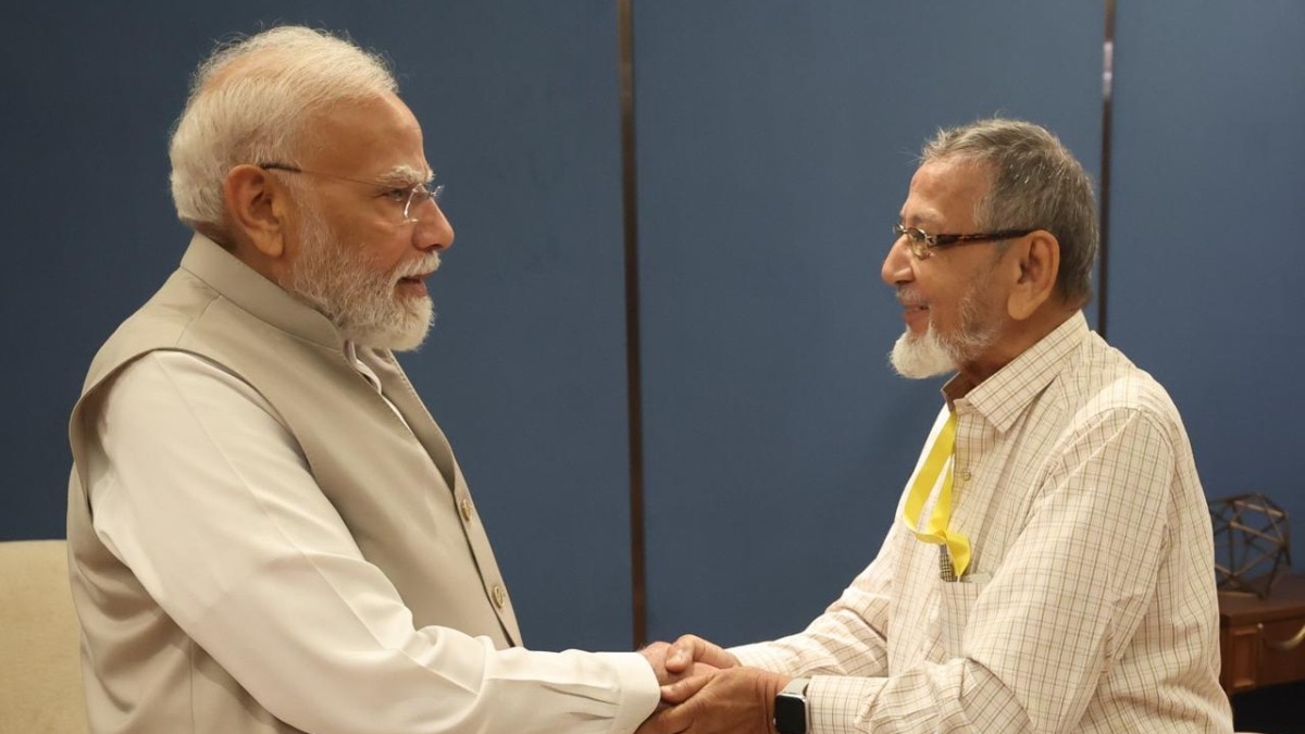 पीएम मोदी से मिलने पहुंचे स्कूल के दोस्त, की BJP विधायक के खिलाफ CBI जांच की मांग!