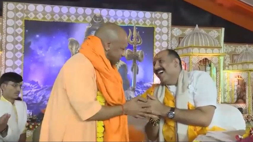 CM योगी ने कथावाचक प्रदीप मिश्रा से मुलाकात की. (Photo-ITG)