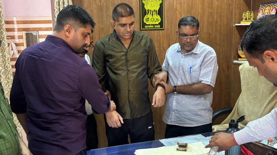 थानेदार के कमरे में ही ACB का ट्रैप.(Photo: Vishal Sharma/ITG)