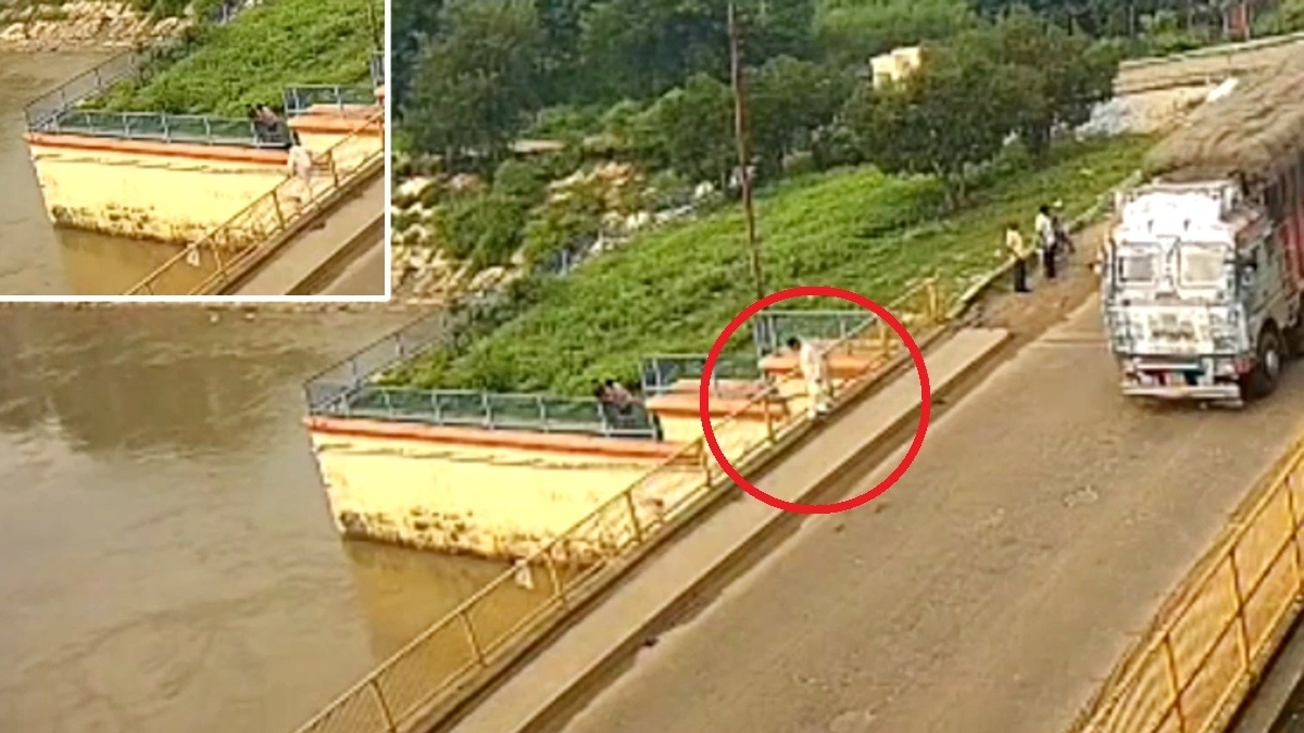 CCTV में रेलिंग पर चढ़कर नदी में छलांग लगाते दिखे.(Photo:Screengrab)