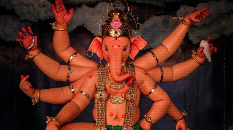 मुंबई के राजा गणेश गली में स्थापित महागणपति की प्रसिद्ध प्रतिमा का अनावरण रविवार को हुआ