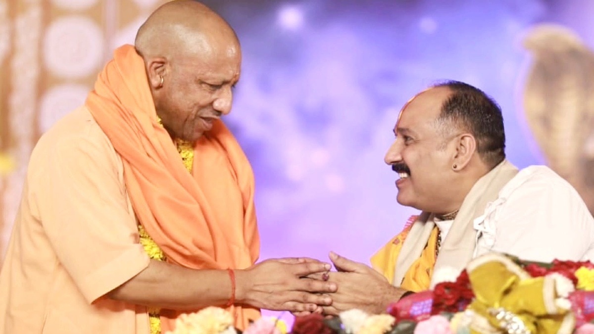 पंडित प्रदीप मिश्रा की शिवकथा में पहुंचे सीएम योगी.(Photo:ITG)