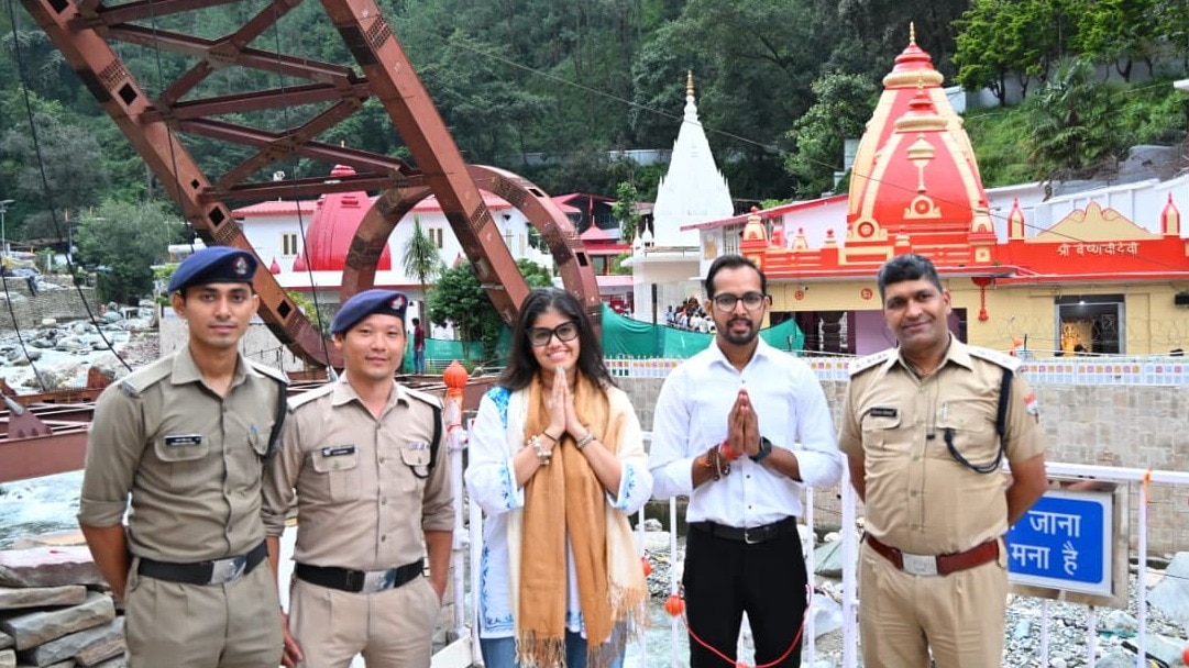 हनुमान अंश की 21 वर्षीय युवा प्रोड्यूसर अनुप्रिया नागर कैंची धाम पहुंचीं (Photo ITG)