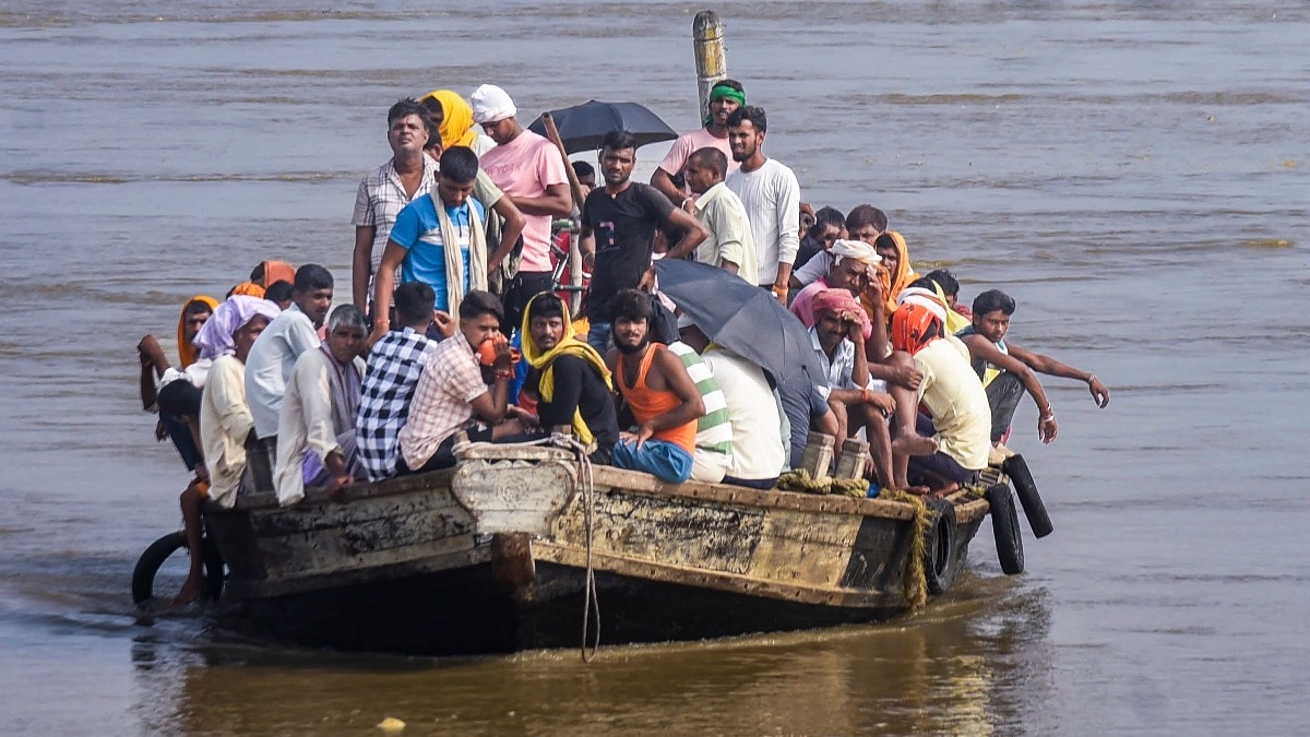 करीब 48 लाख लोग बिहार बाढ़ की चपेट में हैं. (Photo- PTI)
