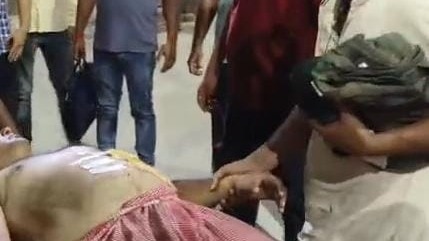 मुर्शिदाबाद में जुए के अड्डे पर छापेमारी के दौरान पुलिस पर बम से हमला, ASI घायल.(Photo- ITG)