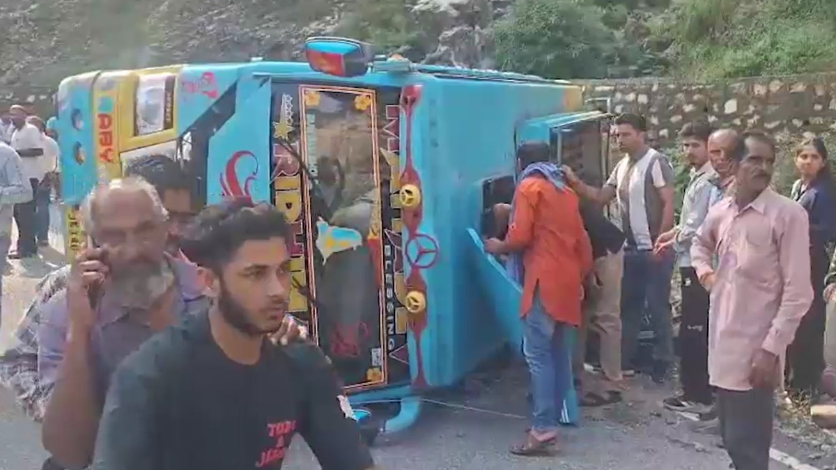 हादसे के बाद मौके पर जुटे लोग. (Photo: ITG)