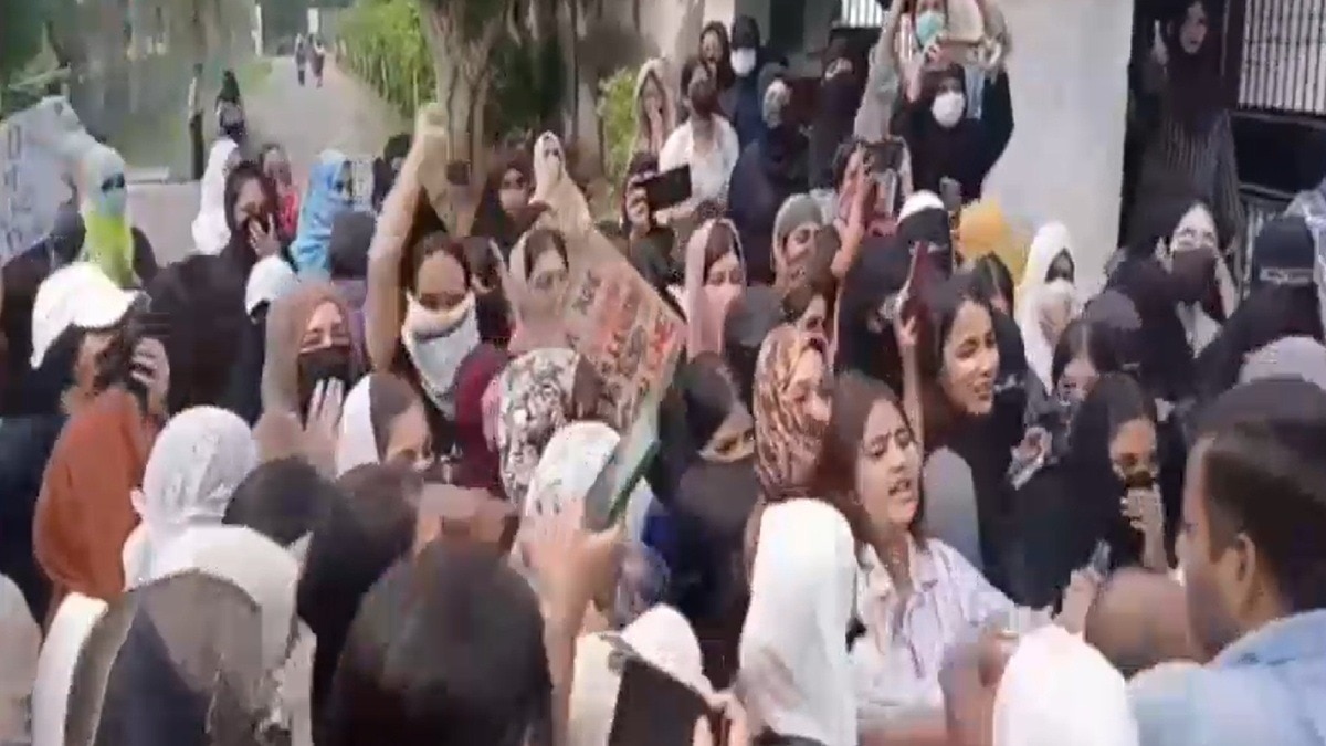 खाने में कीड़े, विरोध पर धक्का-मुक्की, AMU के अब्दुल्ला गर्ल्स कॉलेज में हॉस्टल के खाने को लेकर बवाल, प्रॉक्टोरियल टीम से भिड़ीं छात्राएं