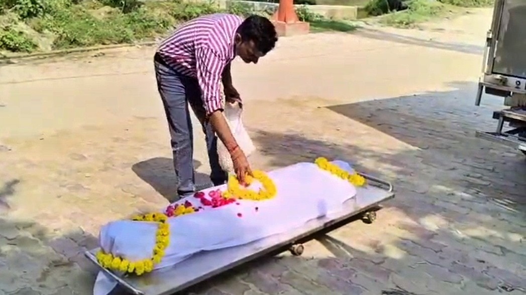 सैफई में 55 वर्षीय रेखा देवी का अंतिम संस्कार (Photo: Screengrab)