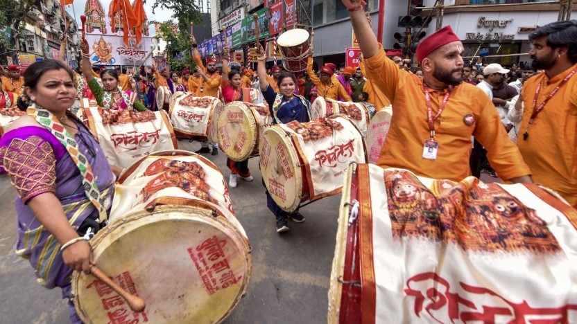 पुणे में ढोल ताशों की धुन के साथ गणपति उत्सव मनाते श्रद्धालु (Photo- PTI)