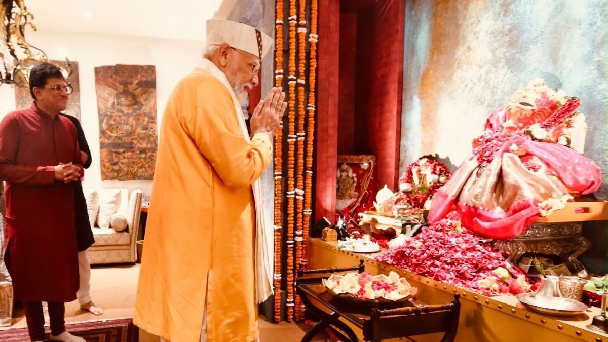 पीएम नरेंद्र मोदी ने केंद्रीय मंत्री पीयूष गोयल के आवास पर पहुंचकर भगवान गणेश की पूजा-अर्चना की. (Photo-X/@narendramodi)